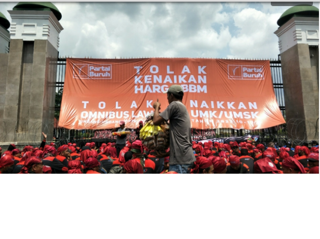 Demo Tolak Harga BBM Naik, Buruh Tutup Gerbang Masuk DPR Pakai Spanduk Tuntutan